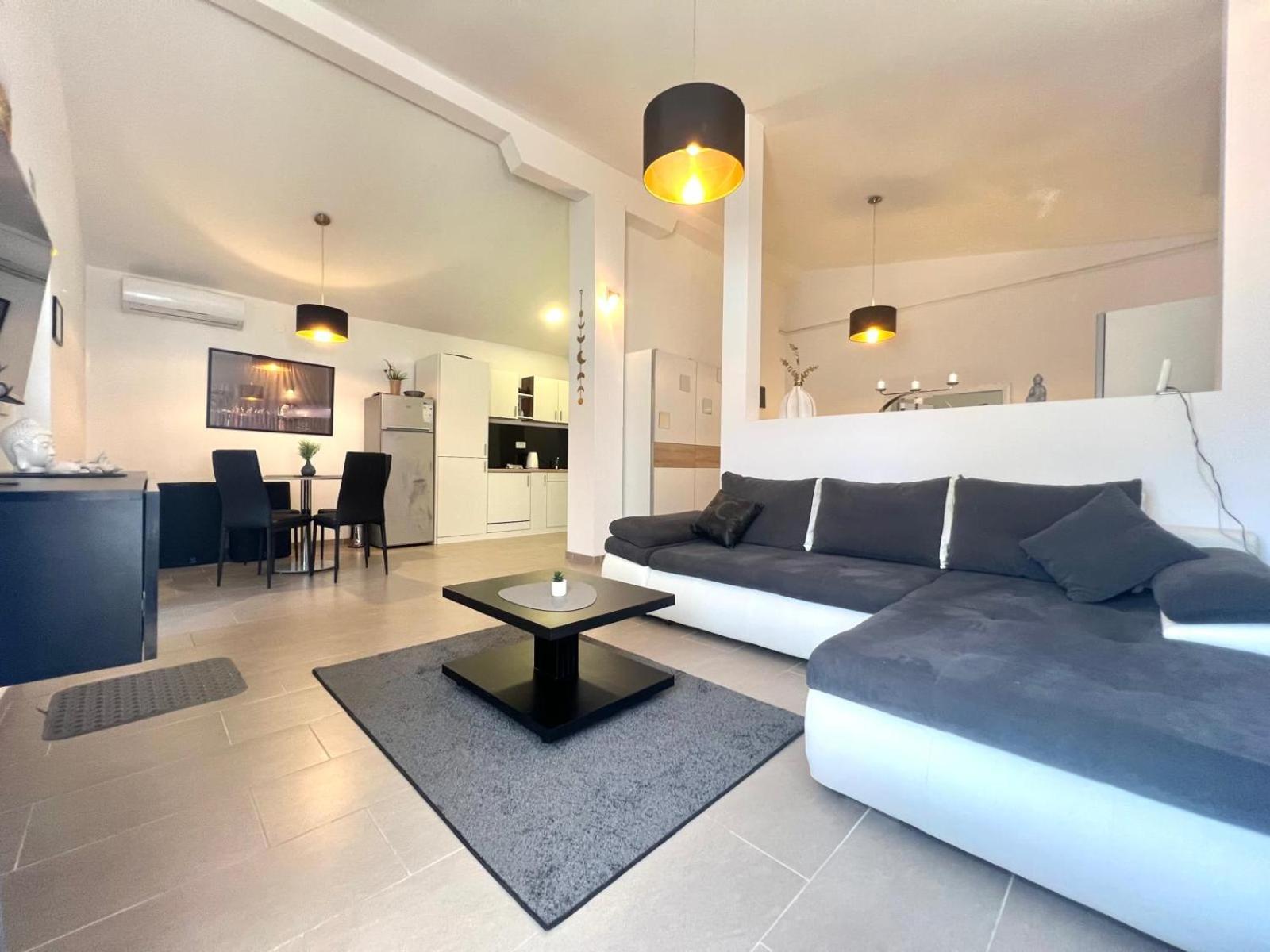 Azzurro Mare Apartment พูลา ภายนอก รูปภาพ
