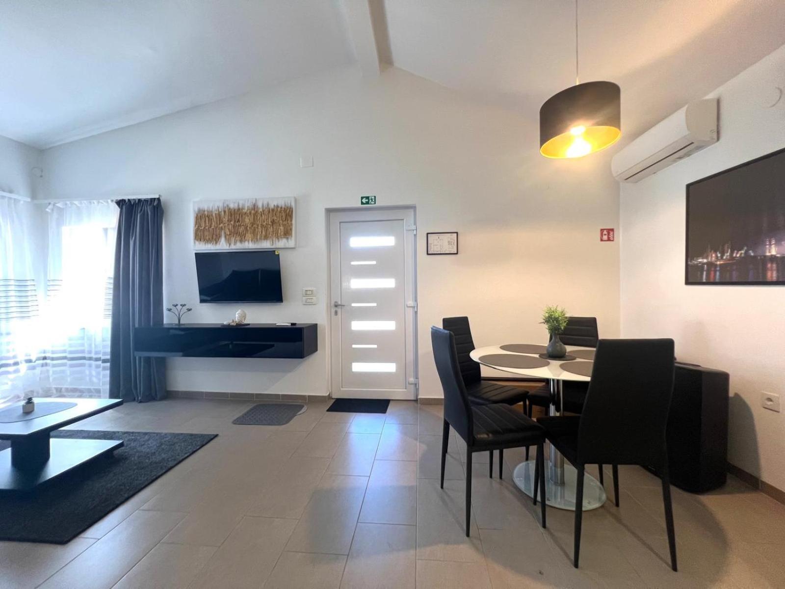 Azzurro Mare Apartment พูลา ภายนอก รูปภาพ